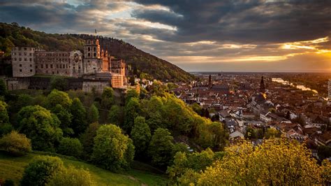  Zamek Heidelberg – Historia w Kamieniu i Romantyczny Widok na Rzekę Neckar!