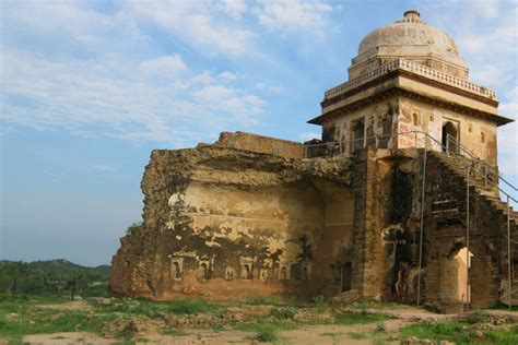  Rohtas Fort: Niezwykła Forteca Z Epoką Mughalów w Tle!